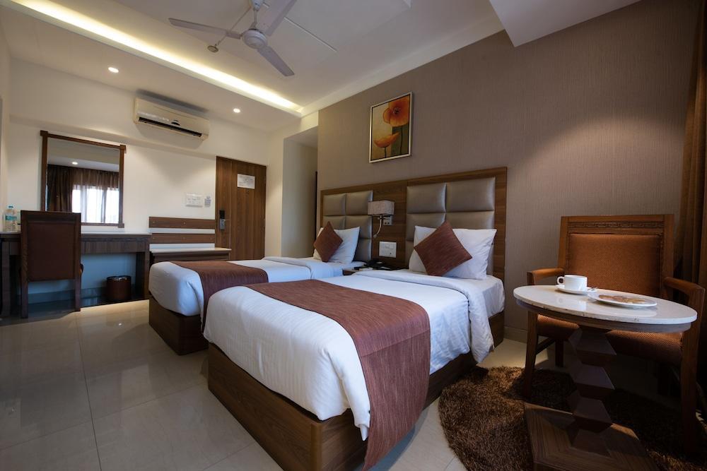 Hotel Treebo Trend Surya Nashik Exterior foto