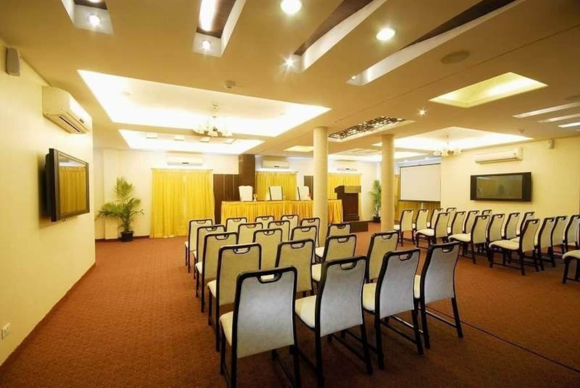 Hotel Treebo Trend Surya Nashik Exterior foto